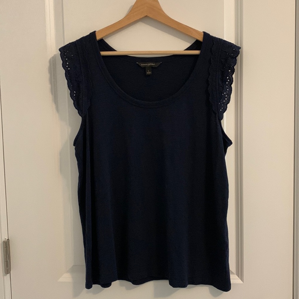 Banana Republic Factory lace trim navy tshirt size L